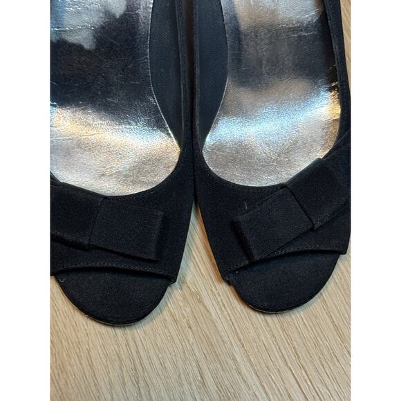 Stuart Weitzman Black Satin Bowover Bow Peep Toe Heel Sz. 6 M - Picture 10 of 12